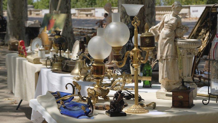 Meubles anciens et objets vintage valorisés par un brocanteur
